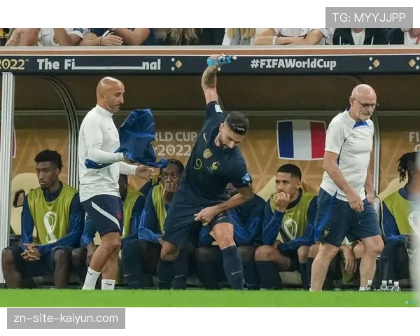 瞬间聚焦：绝平进球被VAR取消后，弗罗西诺内主帅怒摔水瓶